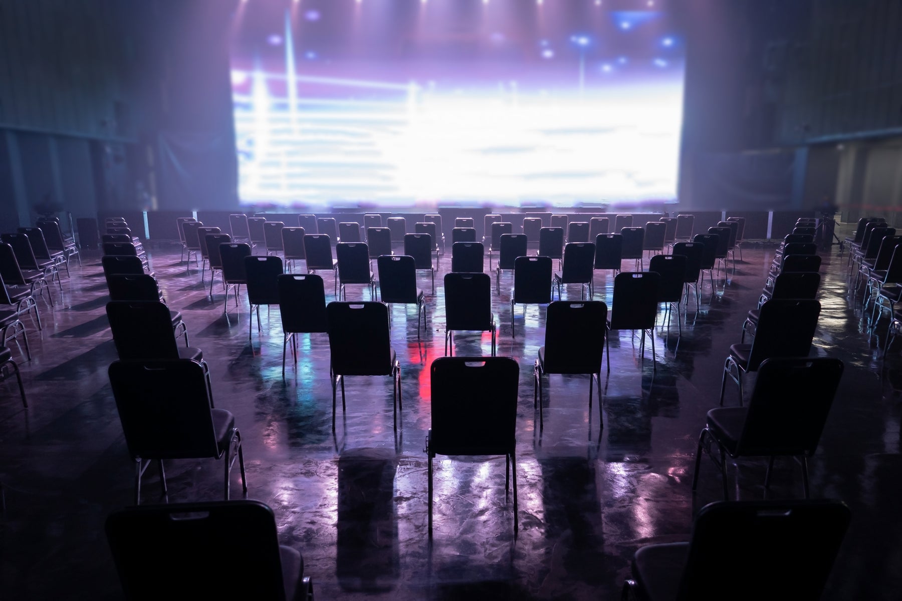 Location hybride Events. Interaktion für Online und Onsite Teilnehmer. Verbundenheit zwischen allen Teilnehmer-Gruppen, egal ob live oder online und digital.